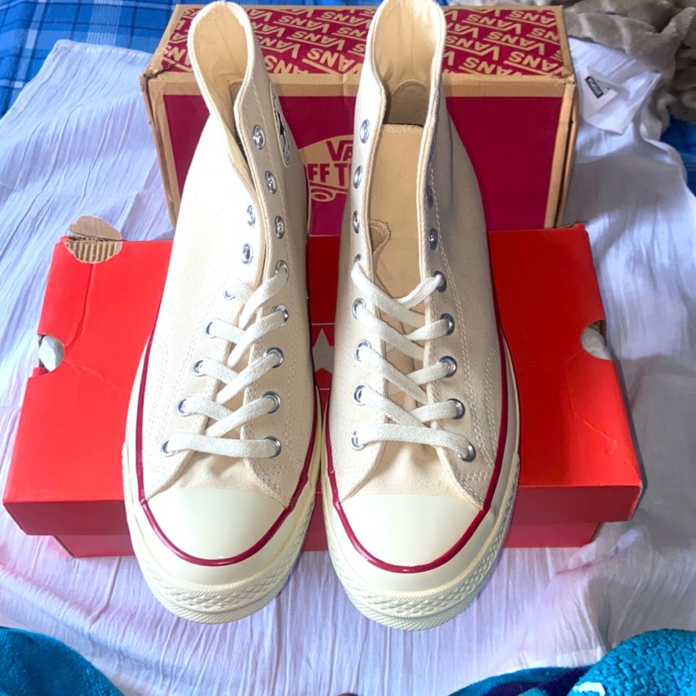 Hi guys, I have a new pair of converse for sale size 9